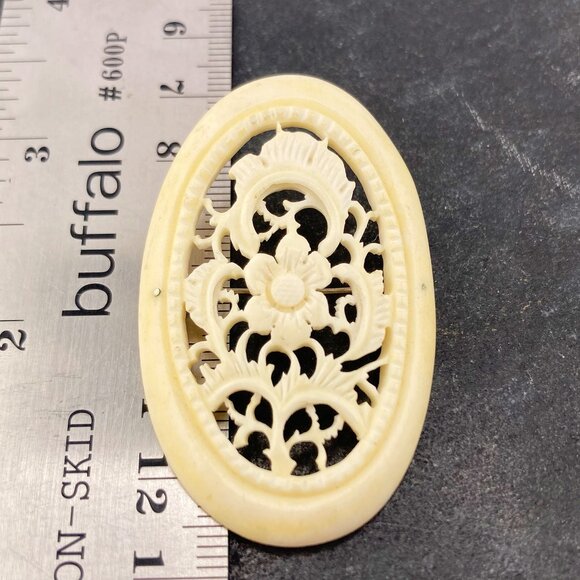 VINTAGE Molded ivory plastic oval shaped brooch with flower and leaf design pin - Picture 2 of 8